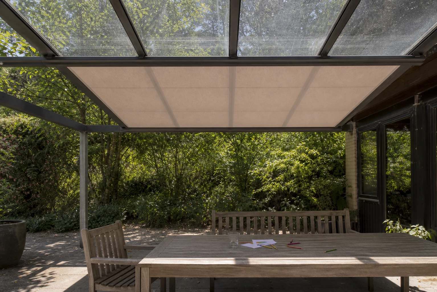 Unterdachbeschattung unter einer Aluminium-Terrassenüberdachung