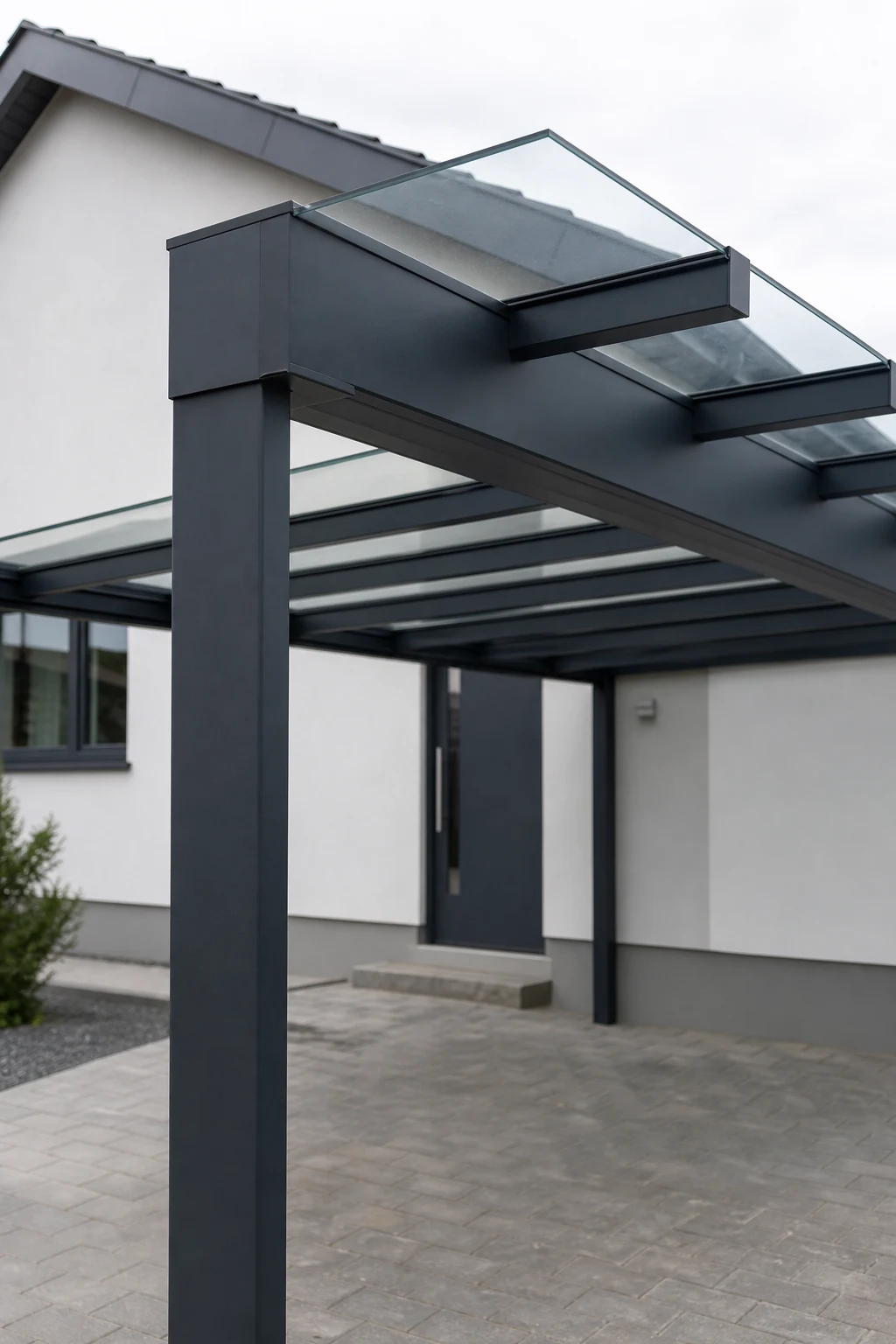 Sichtbares Dach- und Stützendetail eines Aluminium-Carports