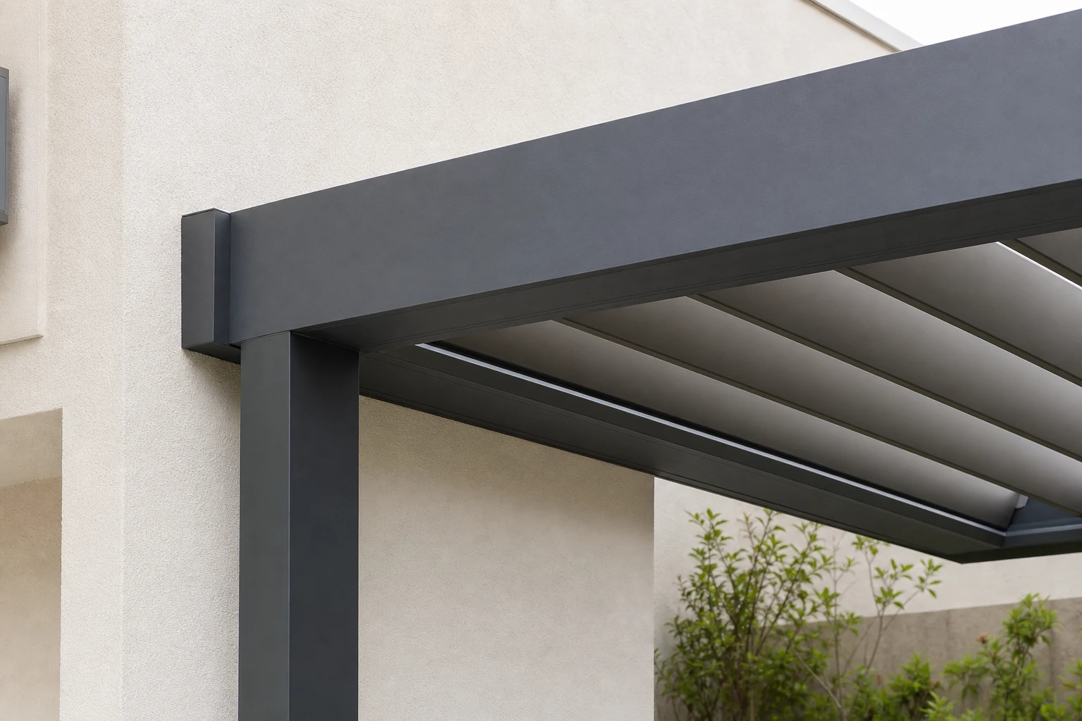 Sichtbares Profil- und Lamellendetail eines Aluminium-Lamellendachs