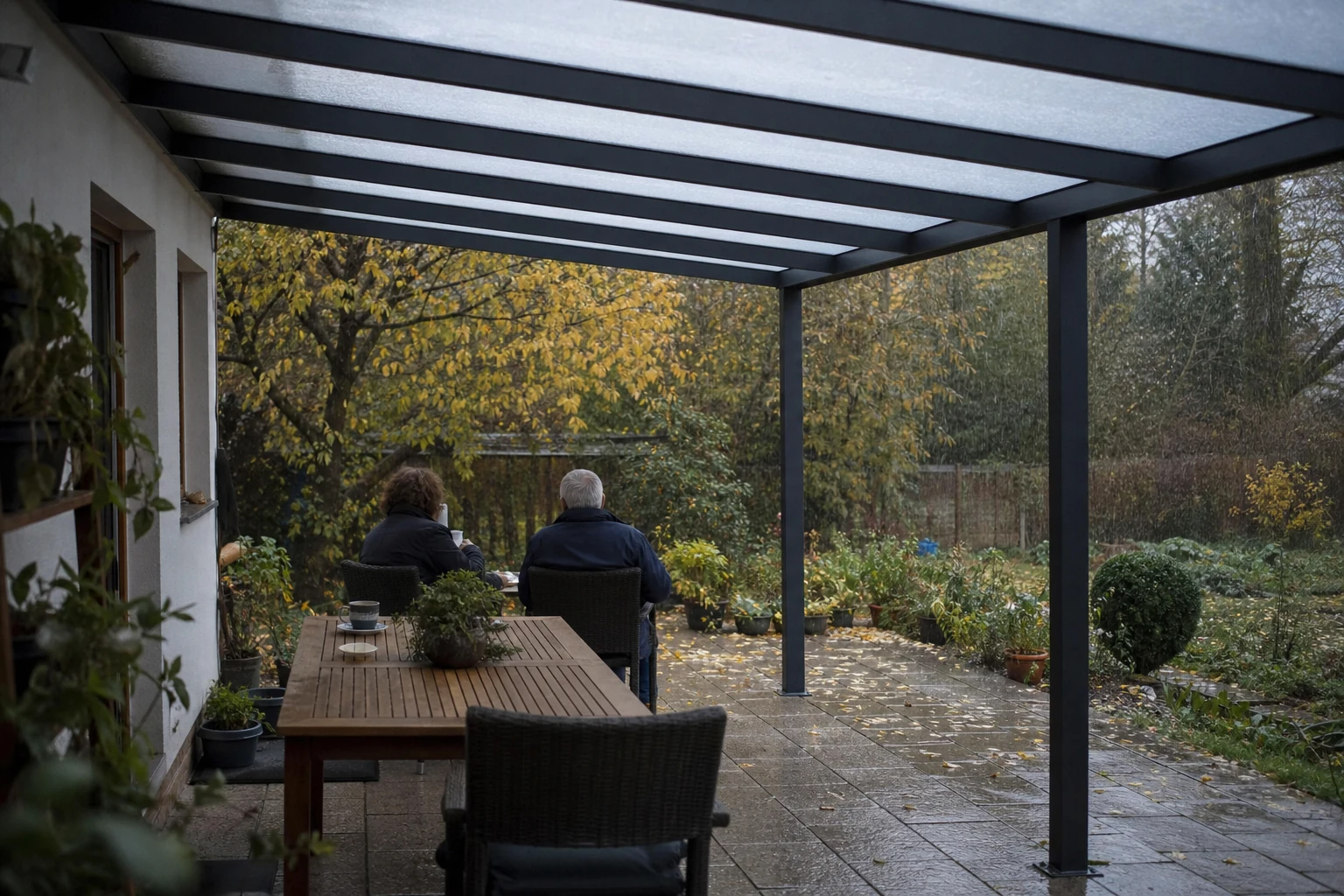 Unteransicht einer Terrassenüberdachung mit Polycarbonat-Stegplatten