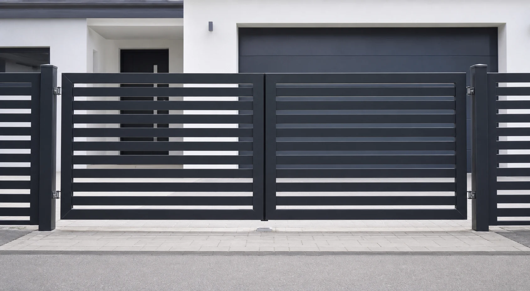 Frontalansicht eines Aluminium-Einfahrtstors