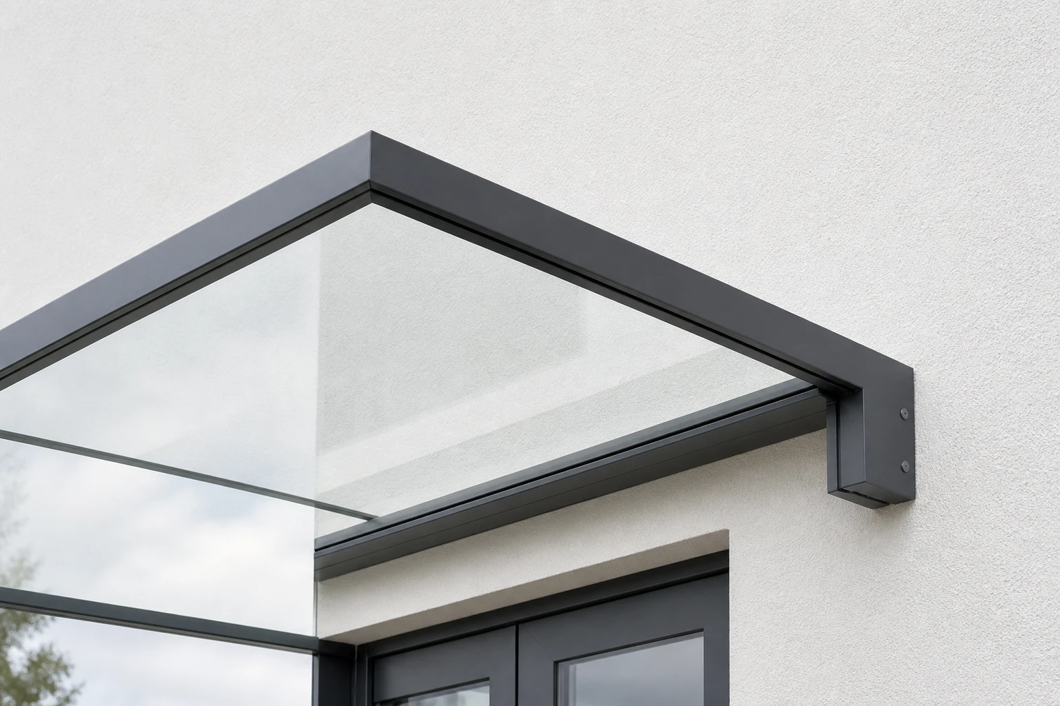 Sichtbares, sauberes Detail eines Aluminium- und Glas-Vordachs an der Fassade