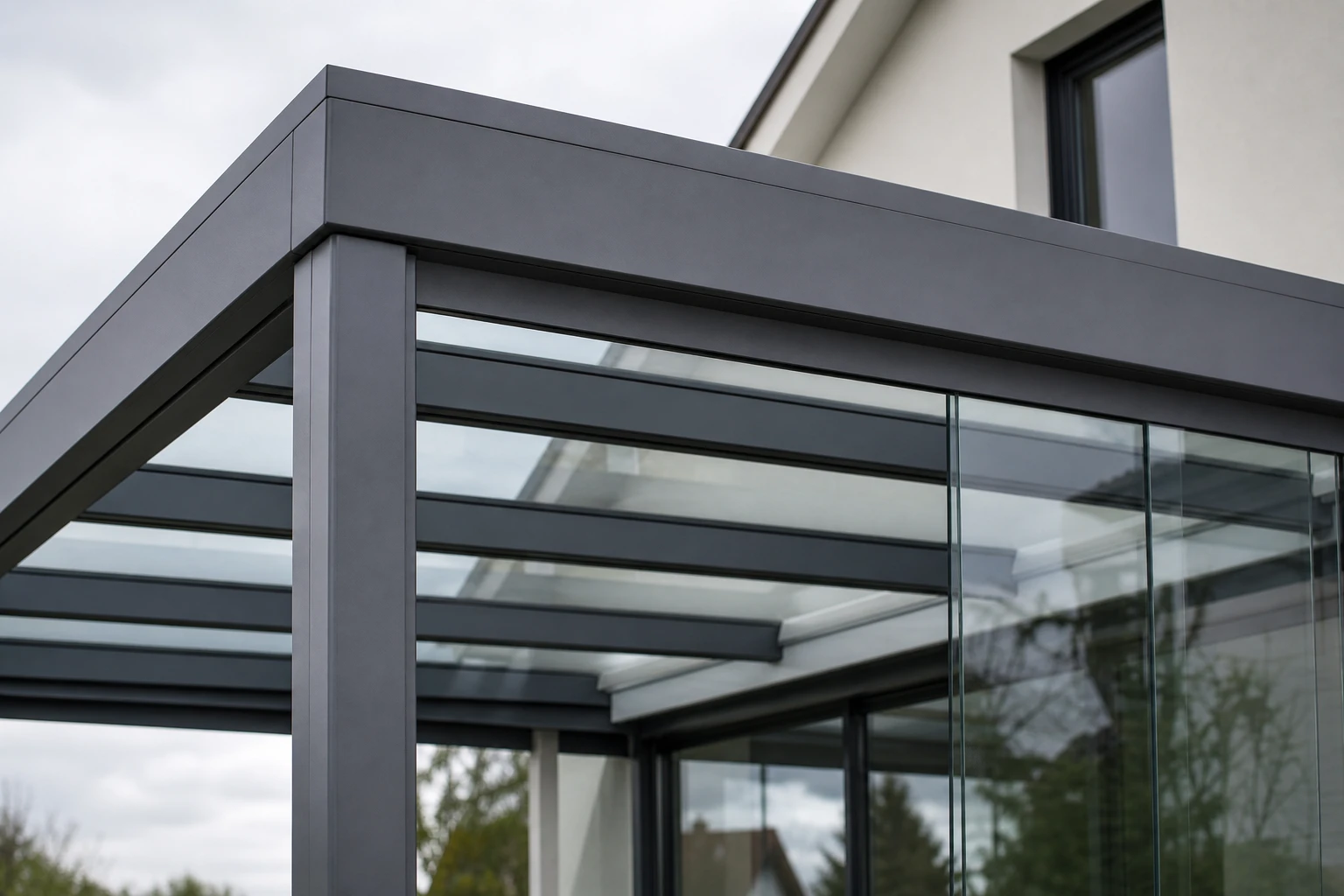 Sauberes sichtbares Detail von Aluminiumprofil, Glasdach und Verglasung eines Wintergartens