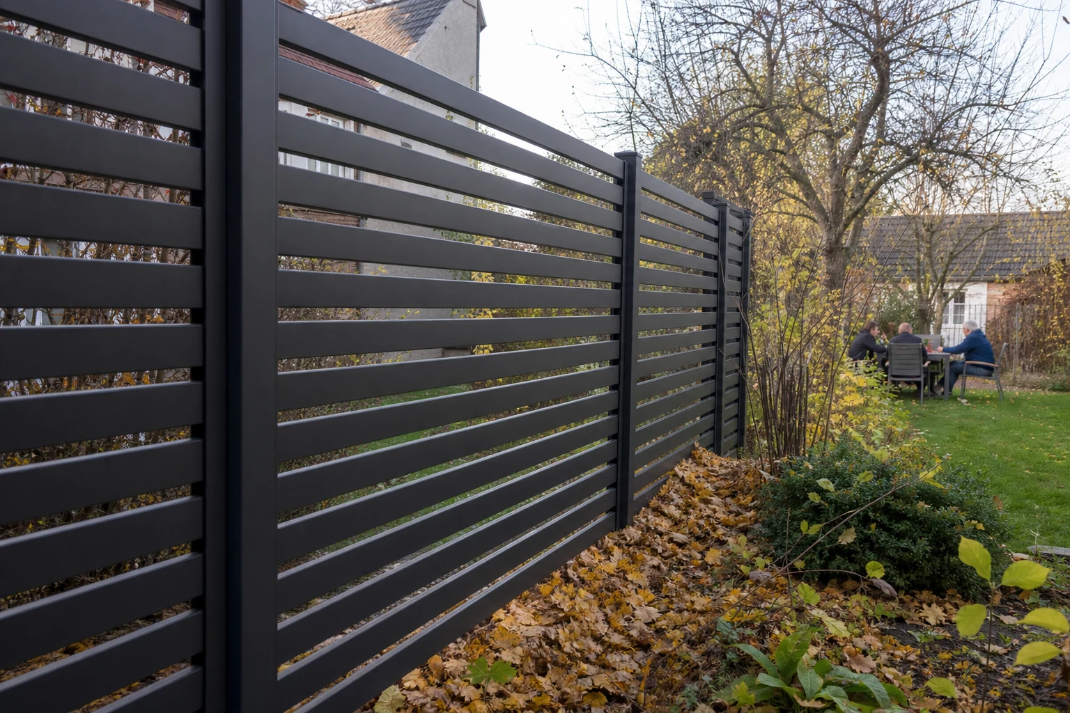 Seitliche Ansicht eines Aluminium-Sichtschutzzauns