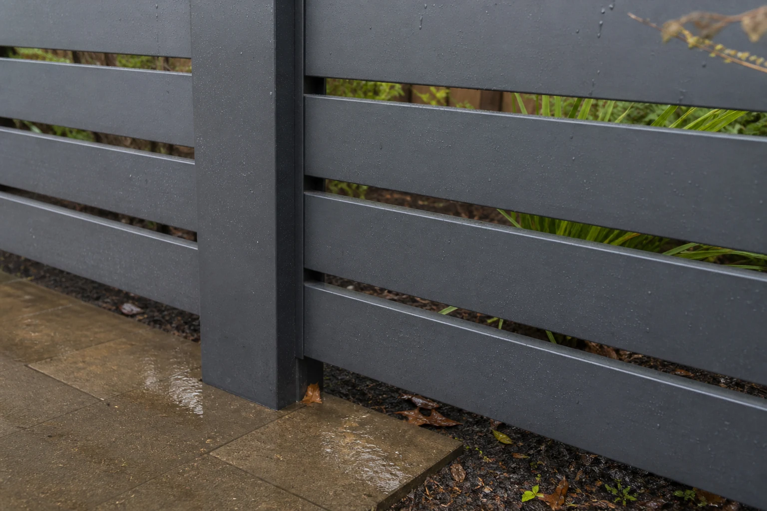 Sichtbares Detail eines Aluminium-Zaunprofils