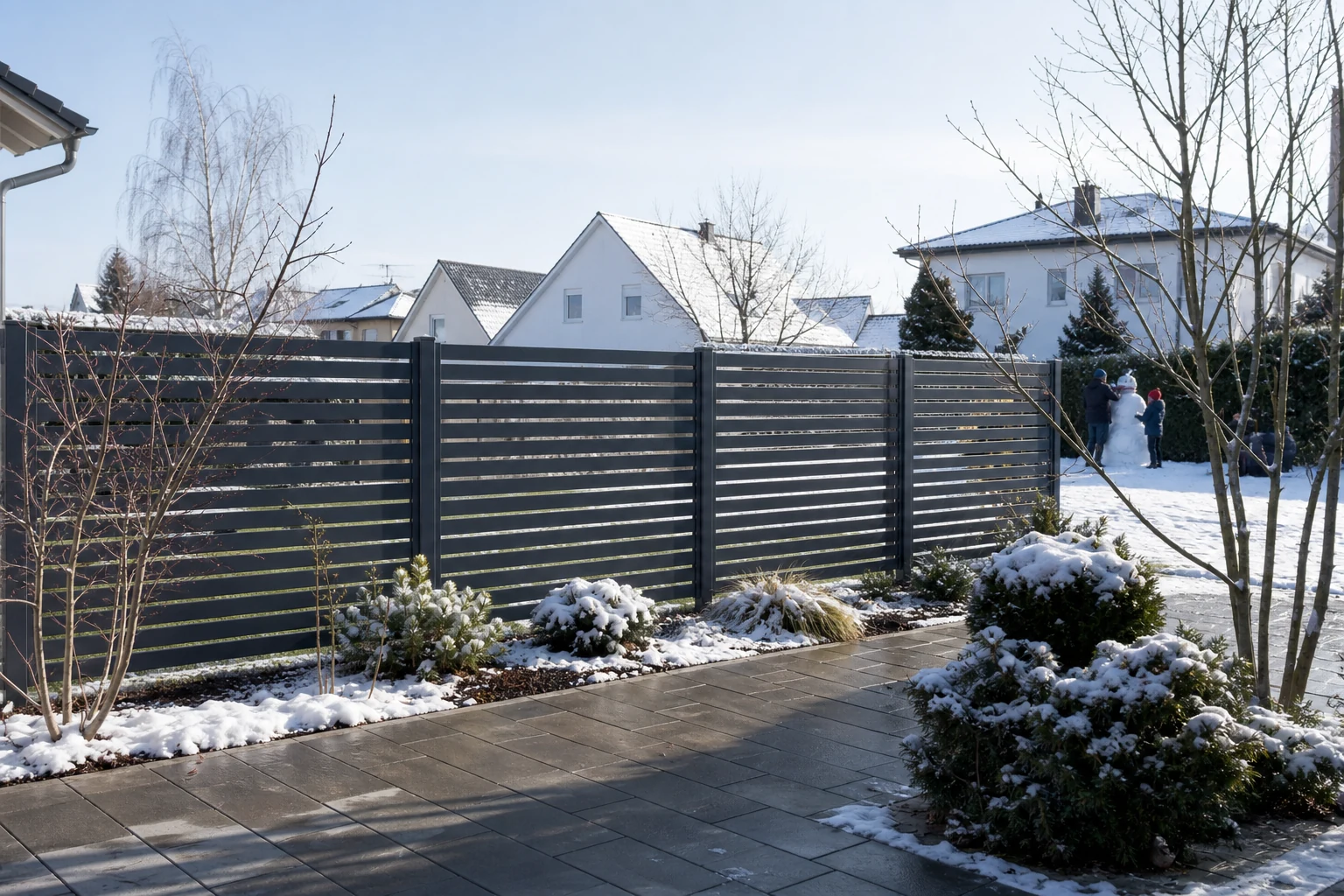 Aluminium-Zaun und Sichtschutz in weiter Wohnumgebung