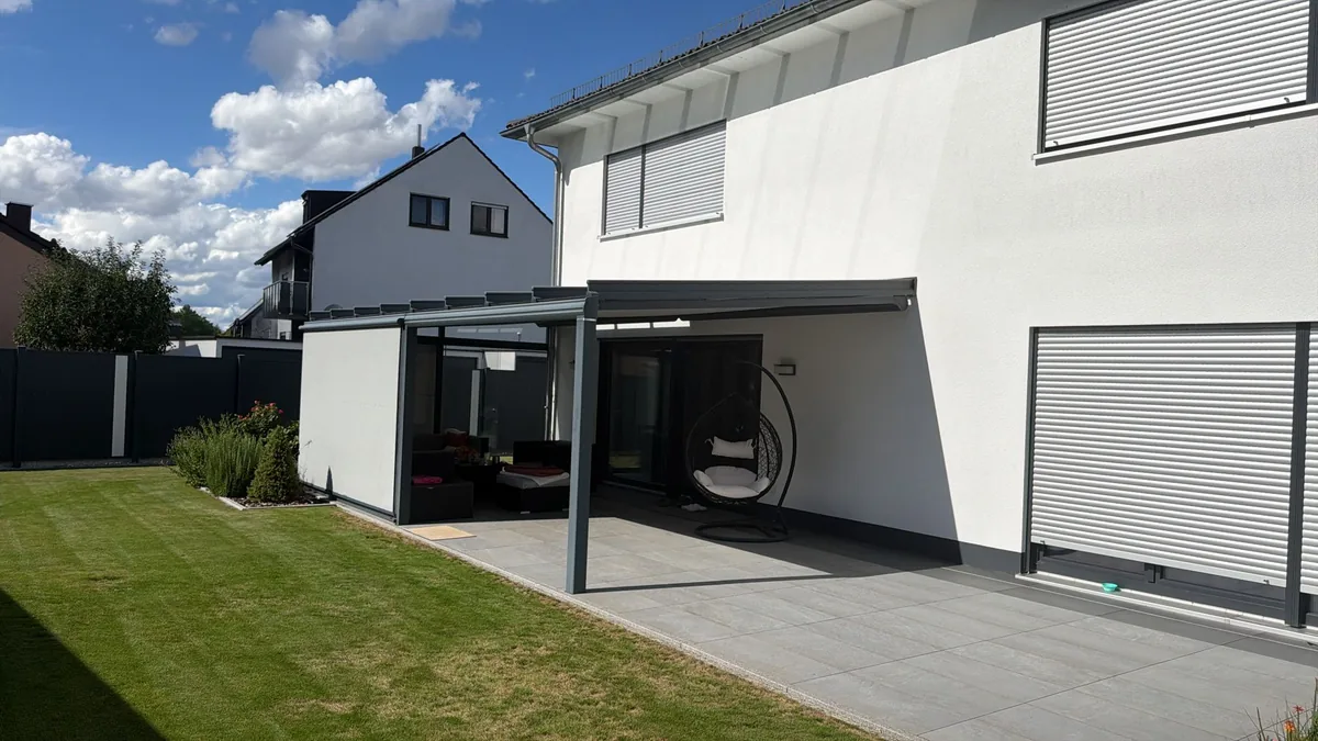 Konzeptvisualisierung eines schlanken transparenten Terrassendachs am Stadthaus