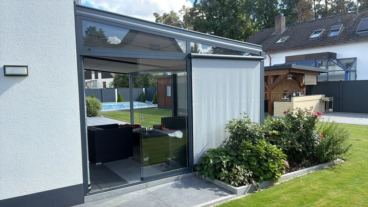 Konzeptvisualisierung einer transparenten Terrassenüberdachung mit außenliegender Beschattung
