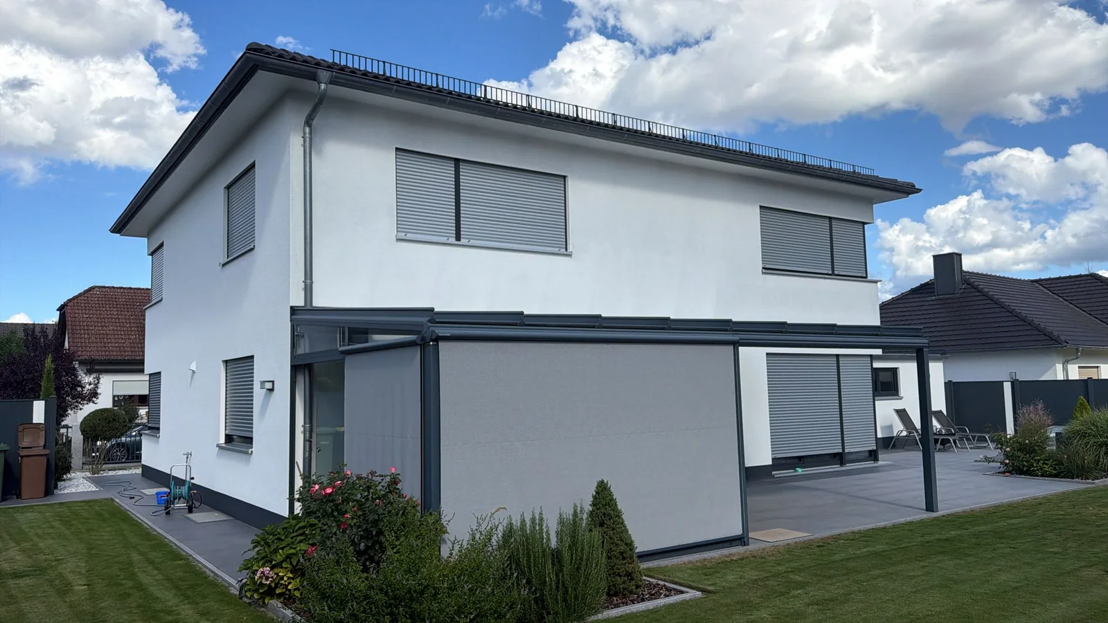 Aluminium-Terrassenüberdachung an einem Wohnhaus als Beispiel für eine Projektanfrage